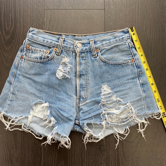 Vintage Levi’s 501 denim shorts size 28 (fits like 24/25) - Picture 9 of 9